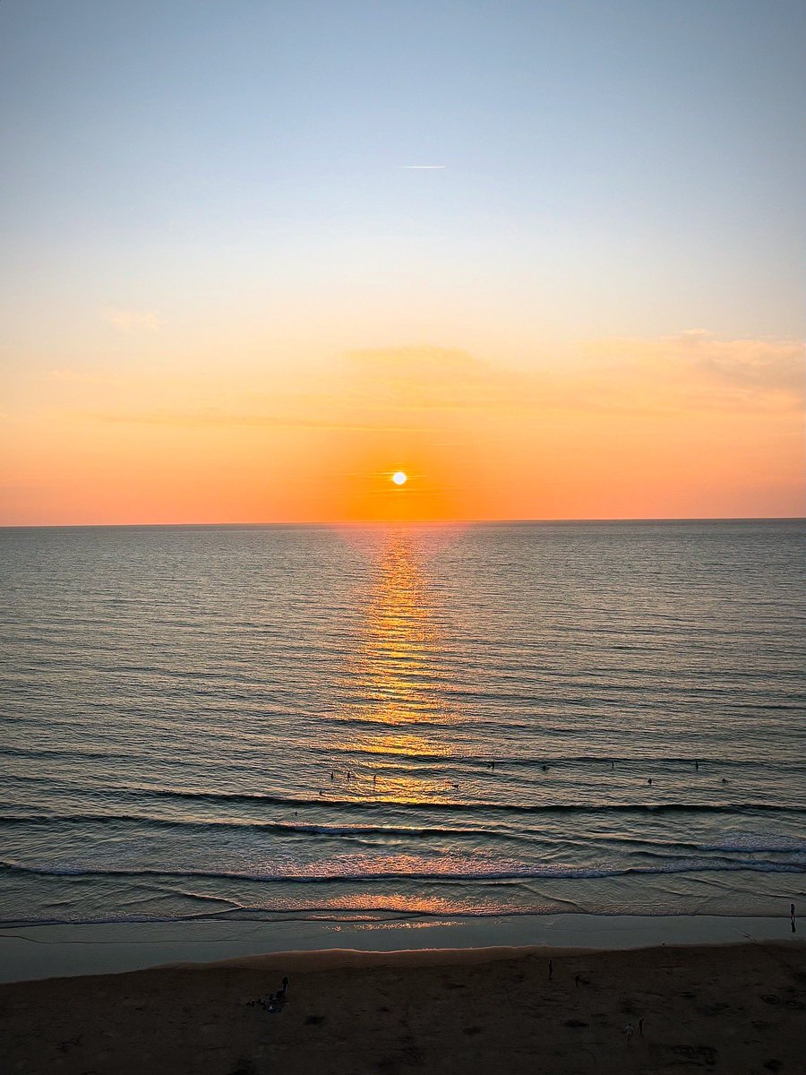 AnthonyMaubert's tweet image. La Côte des Basques, un magnifique sunset et un délicieux burger du #cabbiarritz, le combo parfait 👌😍
 
#cotedesbasques #sunset #coucherdesoleil #burger #biarritz #sudouest #paysbasque 
#sun #ocean #holidays #vacances
