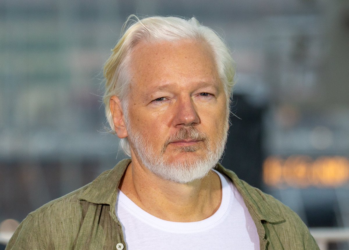 Julian Assange viendo cómo Loret dice que es un perseguido político