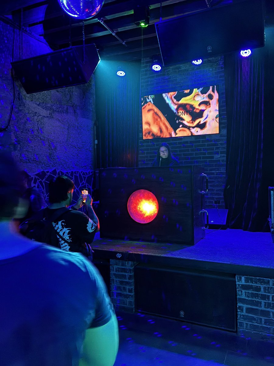 koiqueeen's tweet photo. Btw este fin de semana toqué un DJ set de música UK garage y house de videojuegos y fui muy feliz. https://t.co/jLSchJTksU