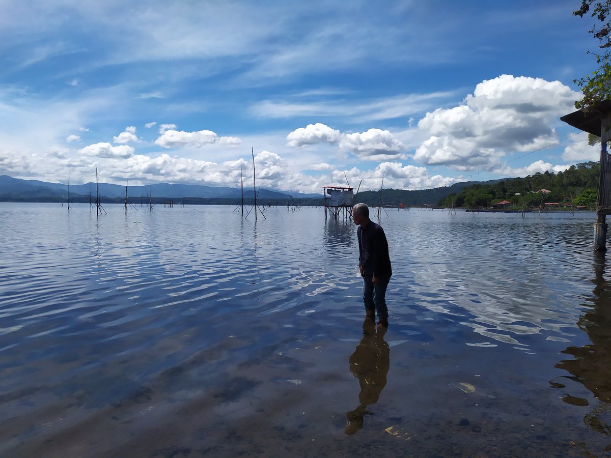 Jangan lelah berbuat baik, karena Allah tak pernah lelah mencatat setiap kebaikan.
~ QS. Az-Zalzalah(7-8) ~