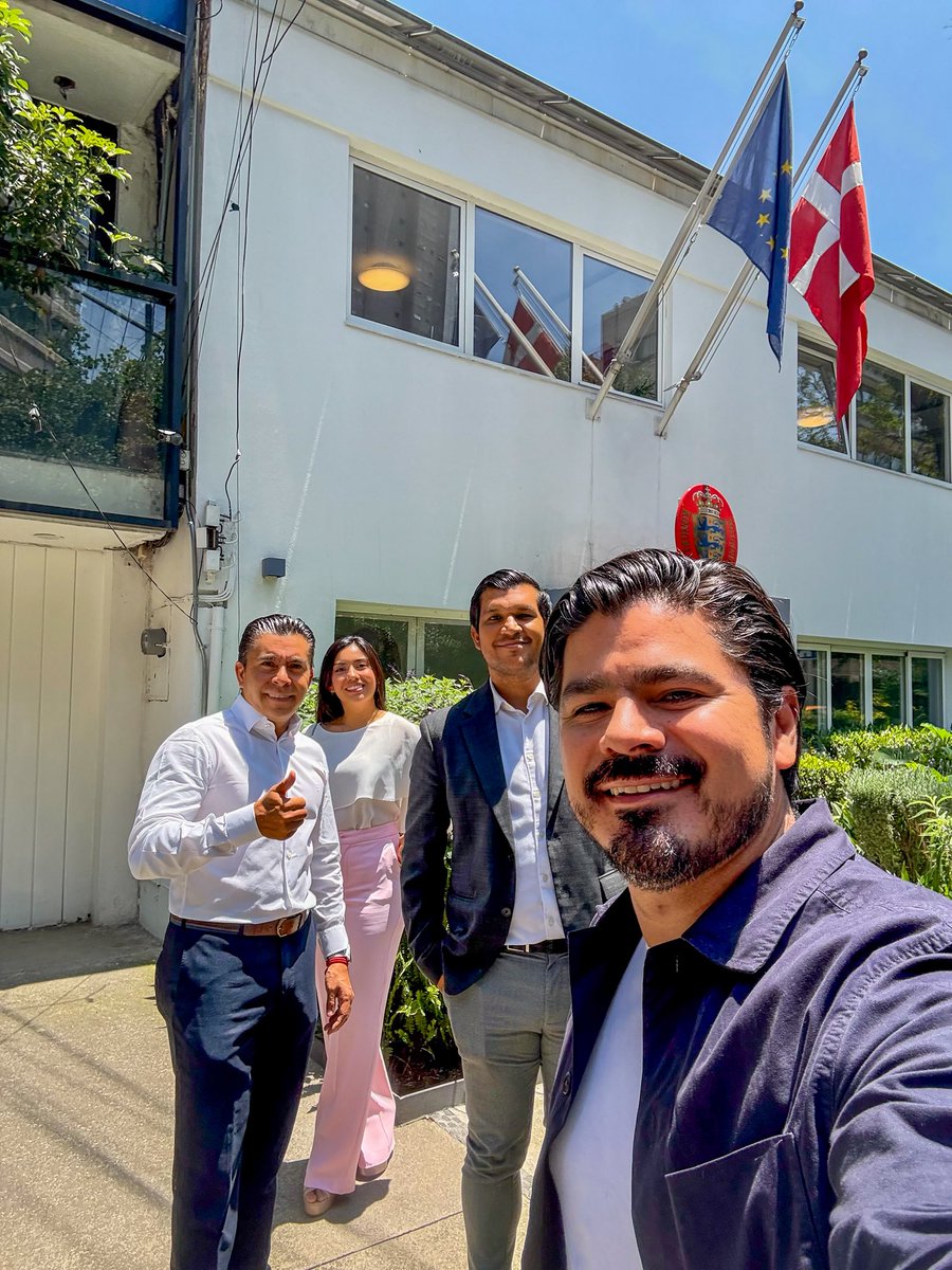 Saliendo de la embajada del Reino de Dinamarca, acompañado del equipazo y ¡pura buena vibra! ¡Vámonos para #Querétaro!