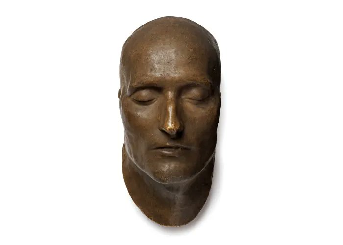 starofnemesis's tweet image. Most striking part of Napoleon's death mask to me is how the ravages of cancer stripped away his obesity to miraculously uncover the visage of his youth. He likely resembled the young officer-aspirant at Brienne on his deathbed more than any other time in his final decade.