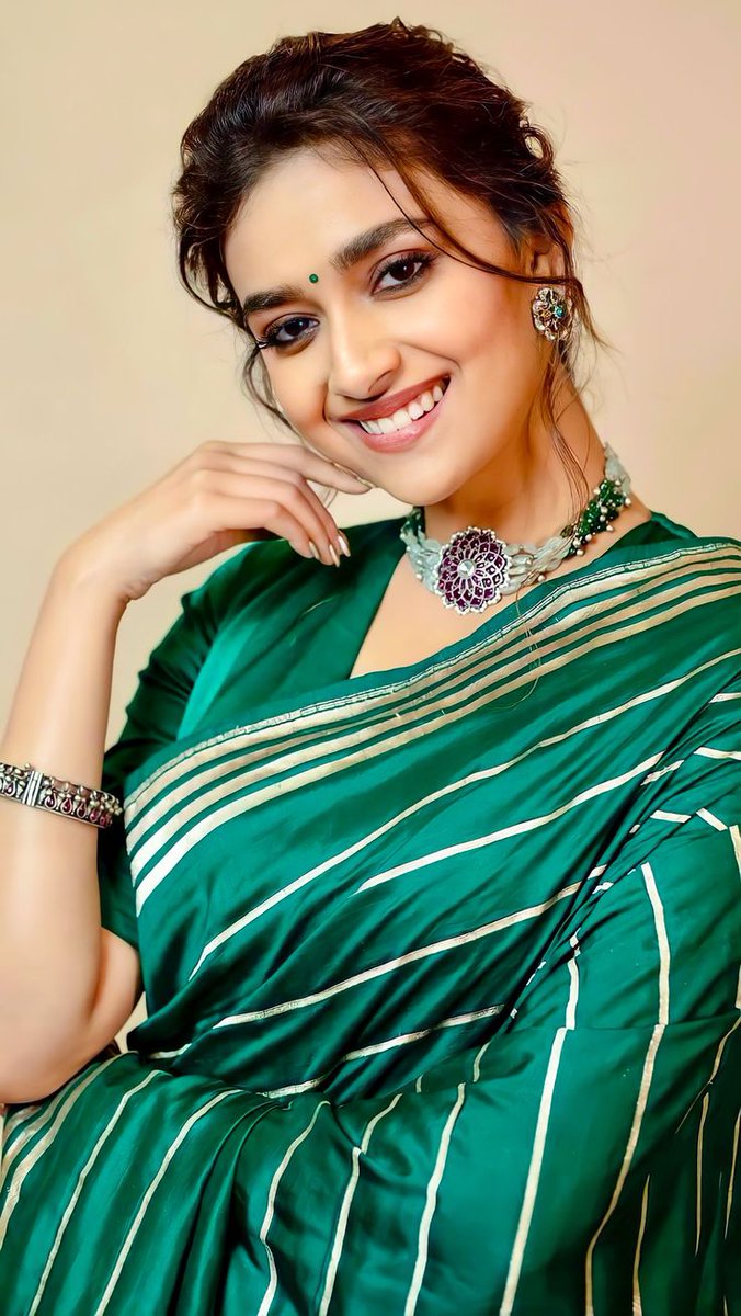 _siva_keerthy's tweet photo. A green breeze, a golden glow, and her โ the poetry that fashion has been waiting for ๐โจ๐๐ค @KeerthyOfficial
#KeerthySuresh #SlayingInStyle https://t.co/778YBJ1pdd