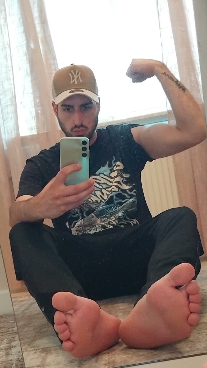 masterdonx's tweet image. Sniff, lick, repeat &amp;amp; I'll stomp you with my 46,5 💪🏻👺👇🏻👣 

@guyskickmyballs 

#arabmalefeet #194cm #findom #master #arabking #stockholm #London