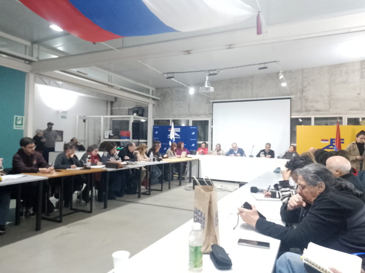 Lista5005's tweet photo. Mesa Departamental del @Frente_Amplio Montevideo, recibiendo hoy a los compañeros directores de la IM, de los Departamentos de Recursos Financieros y Desarrollo Ambiental, Laura Tabarez y Leonardo Herou, respectivamente 🔴🔵⚪ https://t.co/MWcH20DKhS
