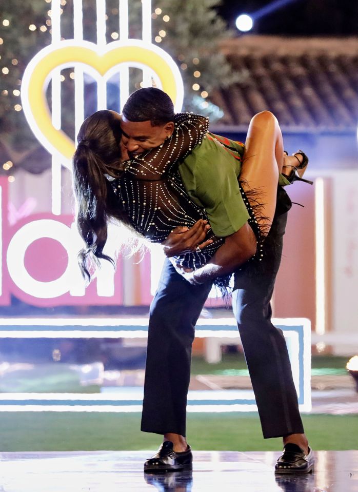 Whoever took this pic of Cach and Toni needs a raise #LoveIsland #loveislanduk