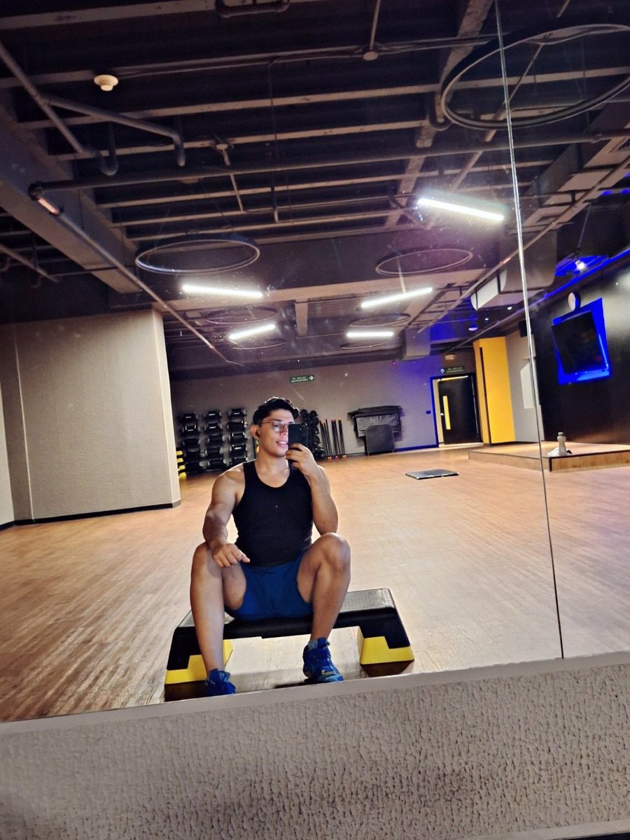 Apilot04's tweet image. Not that bad to be almost dead😎🤭.