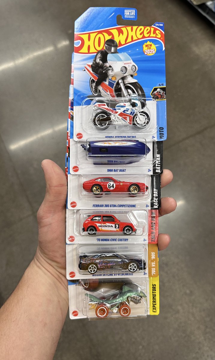 DiecastHype's tweet photo. 2025 M case at Walmart!

No super, but I did score the HKS R33 recolor!  

#HotWheels #Honda #Nissan https://t.co/d8lZclfKkn