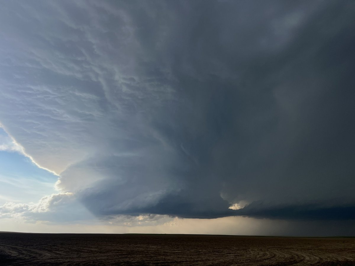 Nice structure North of Flagler Colorado! Storm is still struggling a bit but has come a long ways…