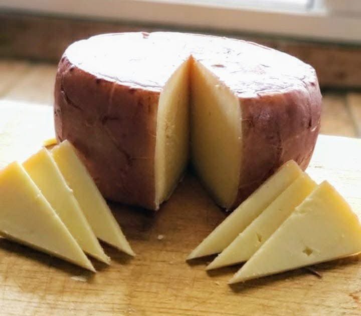 Minotahn's tweet photo. 🇭🇳🐐🧀 Honduras impulsa el queso de cabra como producto gourmet y motor de desarrollo rural.
Con apoyo de la @saghonduras y #Pronagro, +20,000 productores reciben asistencia técnica, genética e insumos.
En El Paraíso, nace la “Ruta del Queso”, una experiencia de agroturismo con productos innovadores y mercados justos.