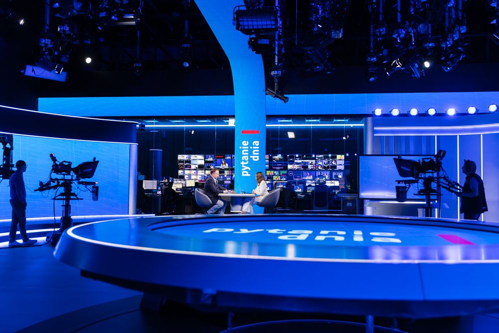 MSWiA_GOV_PL's tweet photo. Minister @MKierwinski w programie #PytanieDnia w @tvp_info o zatrzymaniu i doprowadzeniu do prokuratury czterech funkcjonariuszy Policji ⤵️

💬 Poprosiłem ministra sprawiedliwości o spotkanie w tej sprawie. Funkcjonariusze @PolskaPolicja muszą mieć pewność, że w sytuacji, kiedy narażają własne życie, państwo stanie po ich stronie. Bo ci ludzie bronią naszego bezpieczeństwa. Dodam, że jeżeli w jakiejkolwiek interwencji, jakikolwiek funkcjonariusz przekroczy swoje uprawnienia, to musi to sprawdzić prokuratura. Państwo powinno działać tak, żeby w tego typu sytuacjach policjantów wzywać, a nie zatrzymywać.