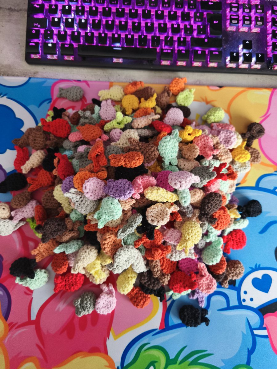 🐟Pour fêter la fin du Défis, je vous fait un dernier petit jeux.
Une peluche à gagner (si plusieurs bonnes réponses, tirage au sort)
Devine combien de petits poissons il y a sur la photo ?!
Pour participer :
-Follow
-Like
-RT
-Commente le nombre (1/pers)
Fin du jeu le 11/08