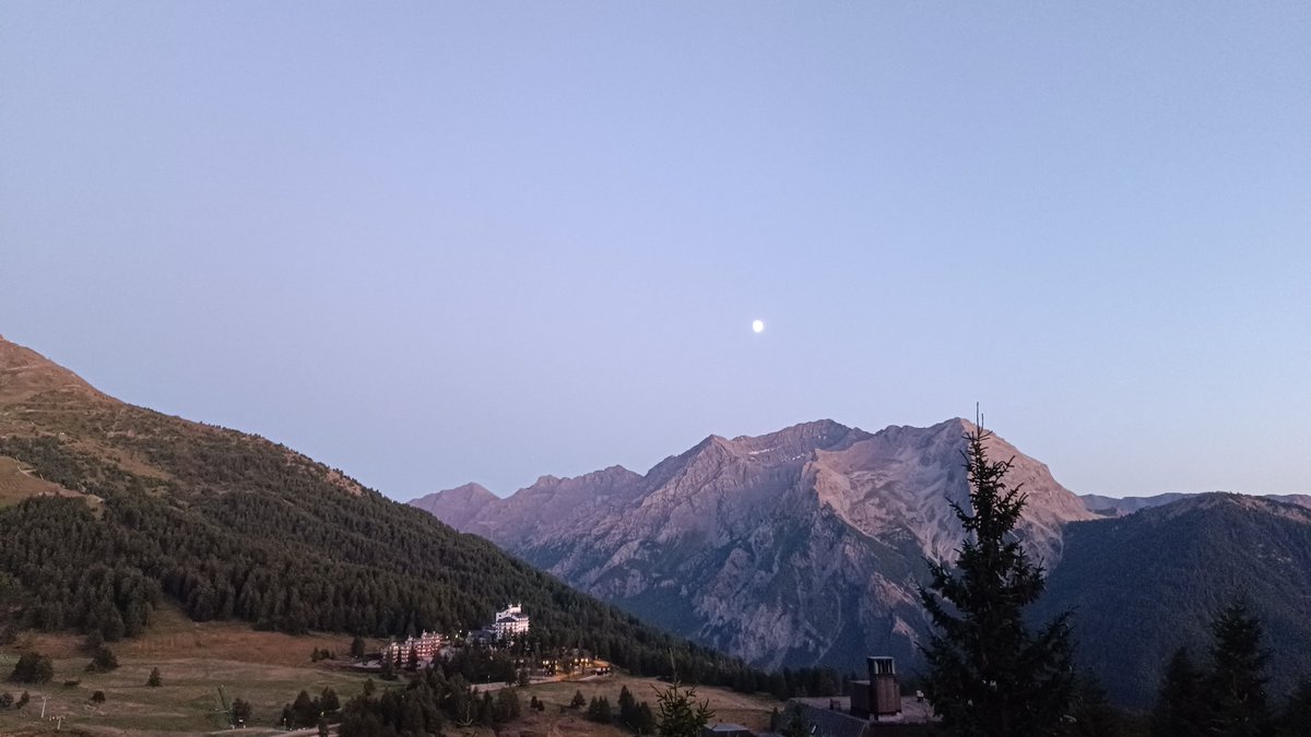 lamusaazzurra00's tweet image. Non condivido l&apos;ansia sul #calciomercato del #Napoli. Sarà perché mi sto godendo le #Alpi, sarà che abbiamo una rosa completa al 75%, sarà perché si sa che le occasioni arrivano a fine mercato, sarà che non condivido i dubbi su #Lucca...ma il mio stato attuale è quello in foto.