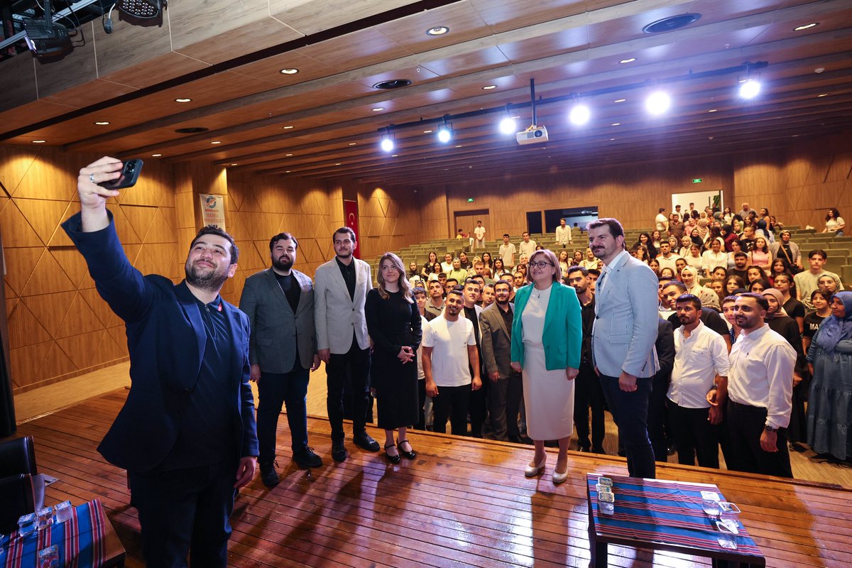 📍Ak Gençlik Tercih Buluşması

Gaziantep Büyükşehir Belediye Başkanımız Sn. Fatma Şahin, Gaziantep Milletvekilimiz Sn. Mesut Bozatlı, Genel Merkez MKYK Üyemiz Hilal Kalyoncu Koç, AK Parti Gençlik Kolları Genel Başkan Yardımcımız, ÜNİAK Başkanımız Sn. Fatih AYDEMİR, Genel Başkan