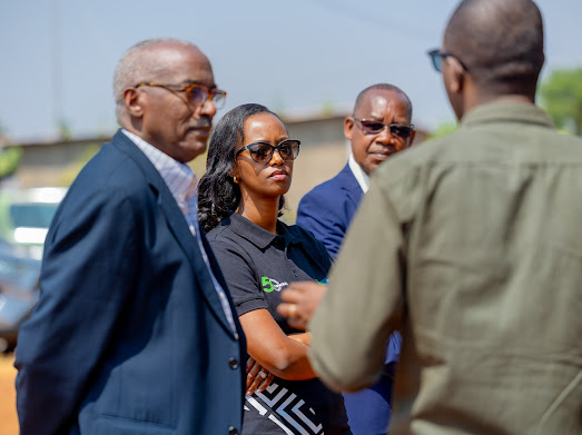 3/4 We commend the partnership, thanks  <a href="/BPRbankrw/">BPR Bank Rwanda Plc</a>'s response to the recent call for collaboration w/ <a href="/KayonzaDistrict/">Kayonza District</a> in addressing human security issues by contributing 3,000 iron sheets to shelter over 100 households is a true act of service &amp; giving back to the community.