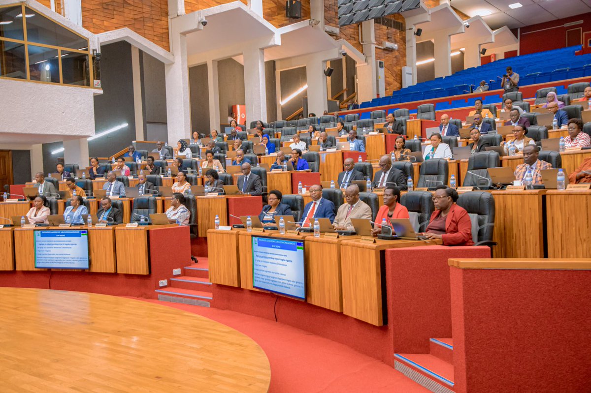 Rwanda Parliament (@rwandaparliamnt) on Twitter photo Inteko Rusange yâUmutwe wâAbadepite yatoye itegeko rigenga serivisi zâubuvuzi. 
Bimwe mu byo iri tegeko rigamije, harimo:
âĄď¸Guhuza itegeko ryerekeye ubuhanga bwo kuvura nâiterambere urwo rwego rugezeho ku rwego rwâIsi;
âĄď¸Guhuza ibikubiye mu Itegeko ryerekeye ubuzima Inteko Rusange yâUmutwe wâAbadepite yatoye itegeko rigenga serivisi zâubuvuzi. 
Bimwe mu byo iri tegeko rigamije, harimo:
âĄď¸Guhuza itegeko ryerekeye ubuhanga bwo kuvura nâiterambere urwo rwego rugezeho ku rwego rwâIsi;
âĄď¸Guhuza ibikubiye mu Itegeko ryerekeye ubuzima