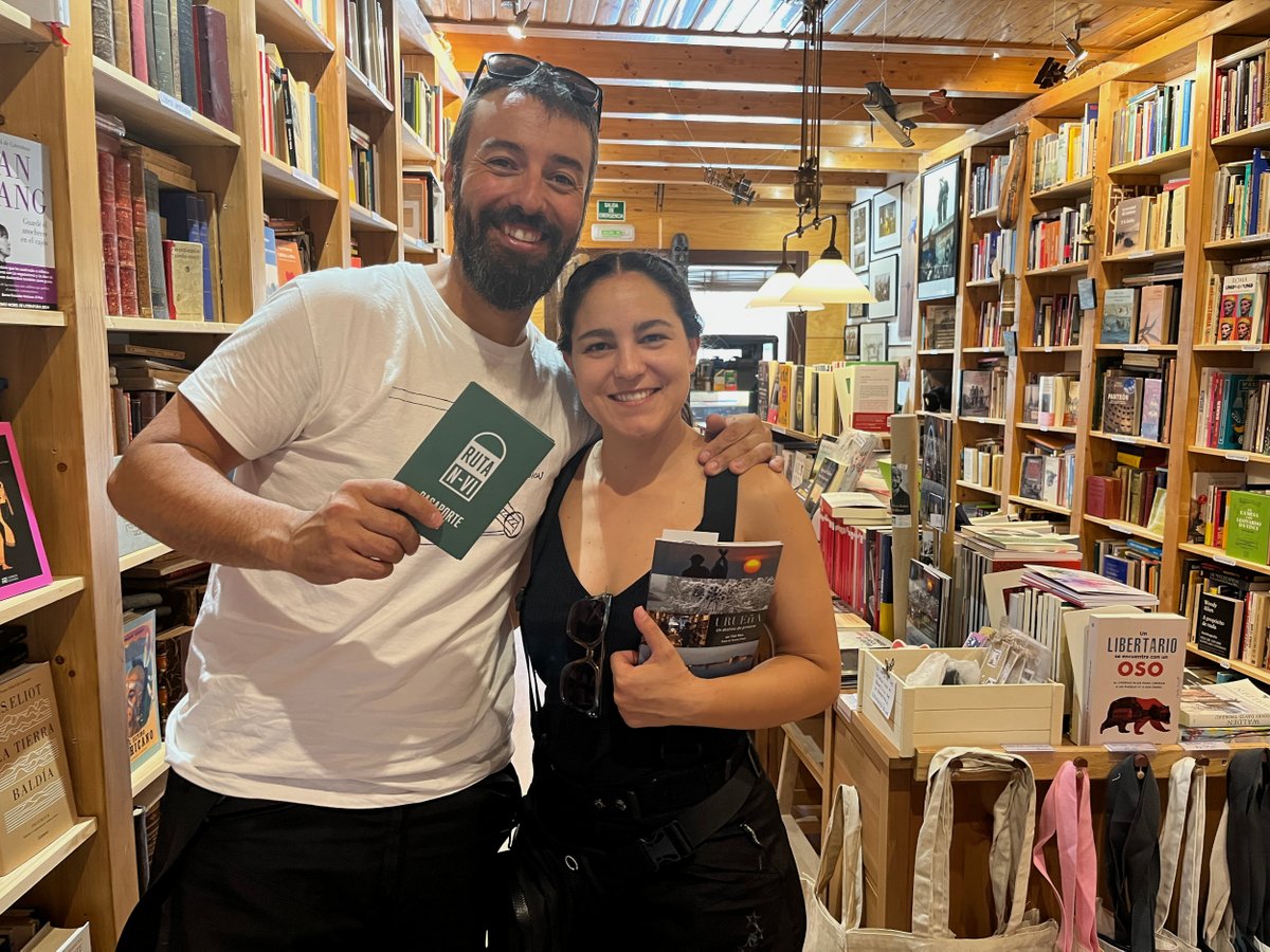 Abel, Bea y sus espléndidas sonrisas, viajan en moto por la Ruta de la N-VI. Hoy han parado en la librería, que como sabéis es uno de los puntos de sellado oficiales con los que podéis completar vuestro pasaporte. Lo más importante: disfrutar del viaje.