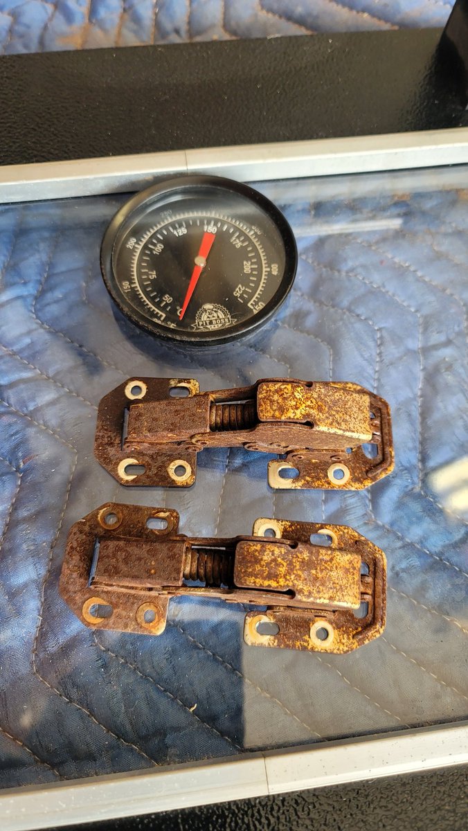 GreggCurtis6's tweet photo. @PitBossGrills I have to say, guys, I'm very disappointed to see my hinges on my barbecue end up like this. I can't understand why you wouldn't use stainless steel since a grill sits outdoors. Now I have to find new hinges somewhere 😒 https://t.co/WTozEHCX5T