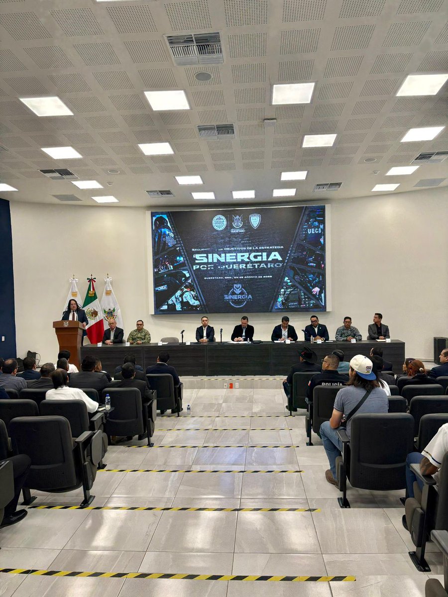 Rodrigo Monsalvo (@rodmonsalvoc) on Twitter photo ¡Fortalecemos la coordinación para mantener a #ElMarqués, y a todo el estado, seguros!🤝🏻
Este día acudí a la reunión de seguimiento de la estrategia “Sinergia por #Querétaro”, encabezada por el Gobernador <a href="/makugo/">Mauricio Kuri</a>, manteniendo plena comunicación entre los tres niveles de gobierno. ¡Fortalecemos la coordinación para mantener a #ElMarqués, y a todo el estado, seguros!🤝🏻
Este día acudí a la reunión de seguimiento de la estrategia “Sinergia por #Querétaro”, encabezada por el Gobernador <a href="/makugo/">Mauricio Kuri</a>, manteniendo plena comunicación entre los tres niveles de gobierno.