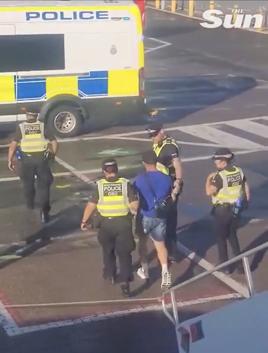 EXCL: Tommy Robinson was dramatically arrested at Luton Airport in front of stunned passengers after returning to UK on an EasyJet flight - following last weeks ‘St. Pancras assault’ incident - full story here thesun.co.uk/news/36152240/…