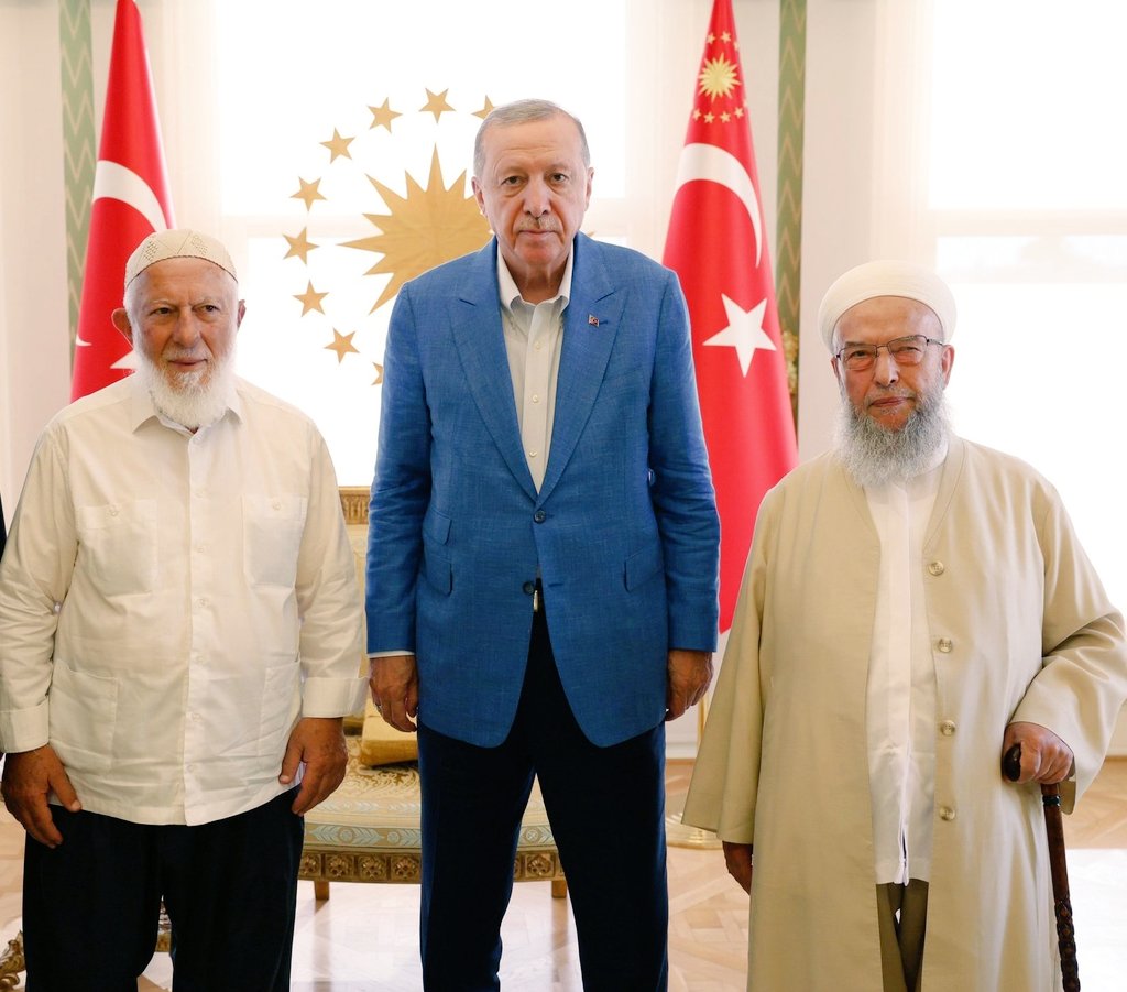 Şeyhimiz Ahmed Fikri Efendi Hazretlerimiz Cumhurbaşkanımız Sayın Recep Tayyip Erdoğan'ı ziyaret ettiler.🇹🇷🌹
