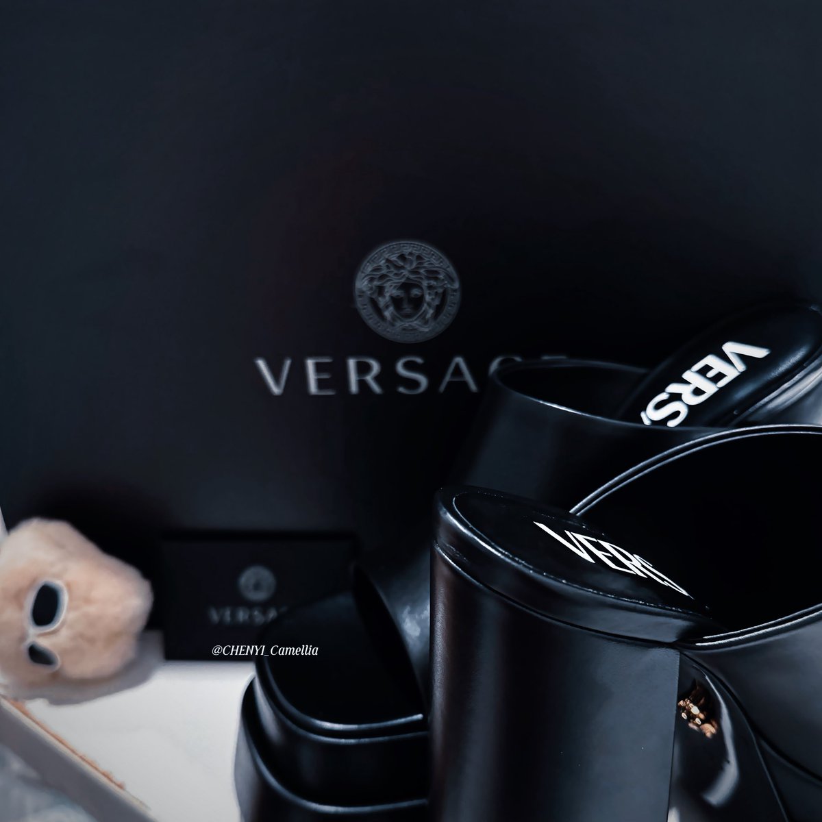 Versace with Cutie Hyunjin

#HYUNJINxVERSACE