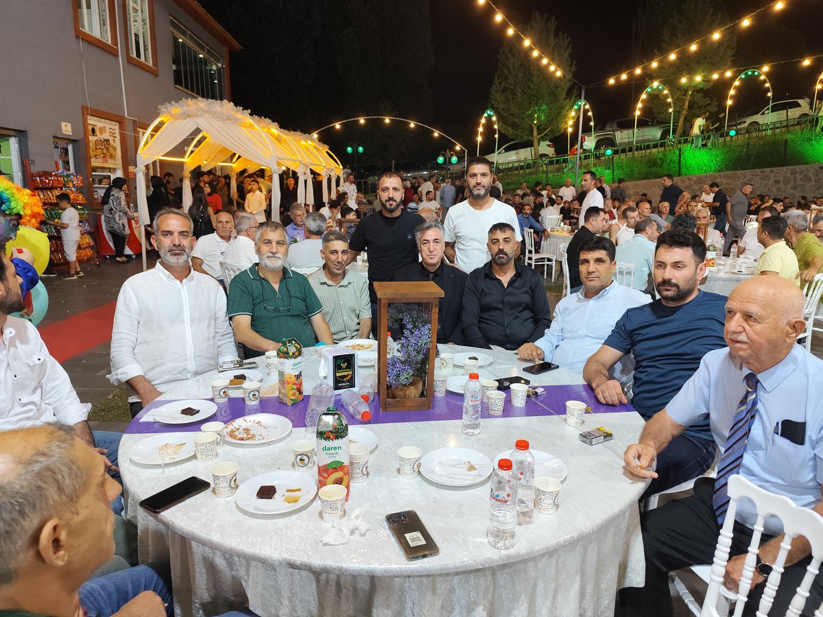 Çok sevdiğim değerli akrabalarım ile beraber sevgili yeğenimiz Akif &amp; Derya çiftimizin düğün törenlerine katılarak mutluluklarına ortak olduk. 

Gençlerimizi kalbi duygularla tebrik ediyor, yüce Rabbimden kendilerine hayırlı nesiller ile iki cihan saadeti diliyorum 🪷