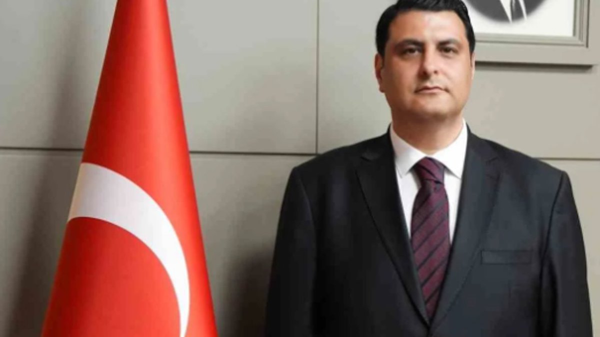 Zor kazan kolay devret...

Gaziantep Şehitkamil Belediye Meclisi’nin bugün gerçekleşen ve gergin geçen toplantısında, Belediye Başkanı Umut Yılmaz, AK Parti’ye katılımıyla ilgili önemli bir açıklama yaptı. Yılmaz, katılım için 14 Ağustos tarihini işaret etti.