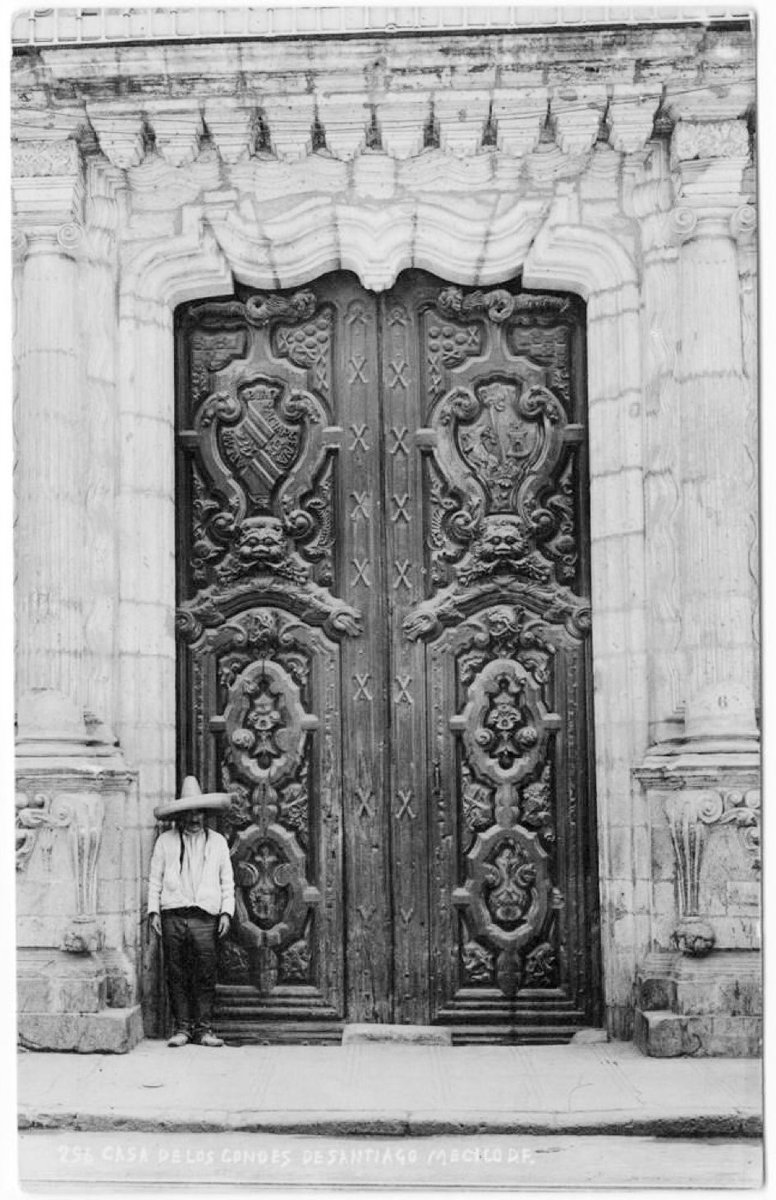 Posiblemente la puerta mas hermosa de la #CDMX pertenece al siglo XVIII y esta ubicada en el Palacio de los Condes de Santiago Calimaya. En esta puerta de cedro blanco se pueden ver los escudos heráldicos de los Mendoza, Velasco, León/Castilla y finalmente Altamirano. La conoces?