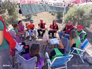 DİSK Yönetim Kurulu üyesi Şükret Sevgener ile DİSK Genel-İş İzmir 8 ve 10 nolu şube başkanları ve yöneticileri direnişin 33. gününde BTO-SEN üyesi Queen Tarım işçileriyle birlikteydi. Queen Tarım işçilerinin onurlu direnişini selamlıyoruz.
İnadına Sendika! İnadına DİSK!