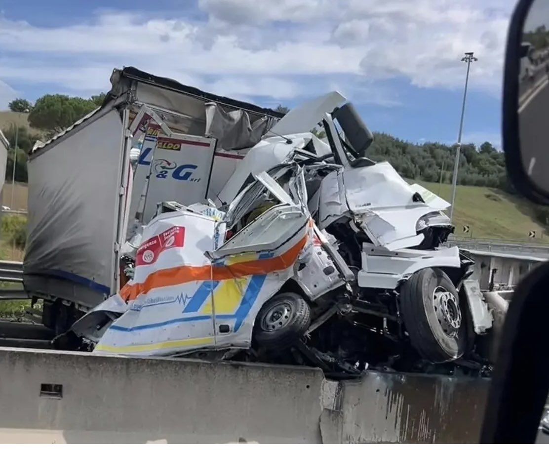 BravoSamur's tweet photo. Desde el equipo trasladamos nuestro sentido pésame a familiares, amigos y compañeros de los integrantes  de una ambulancia fallecidos en Italia tras un trágico accidente en la #A1 
#DEP https://t.co/MsSvTbXFAT