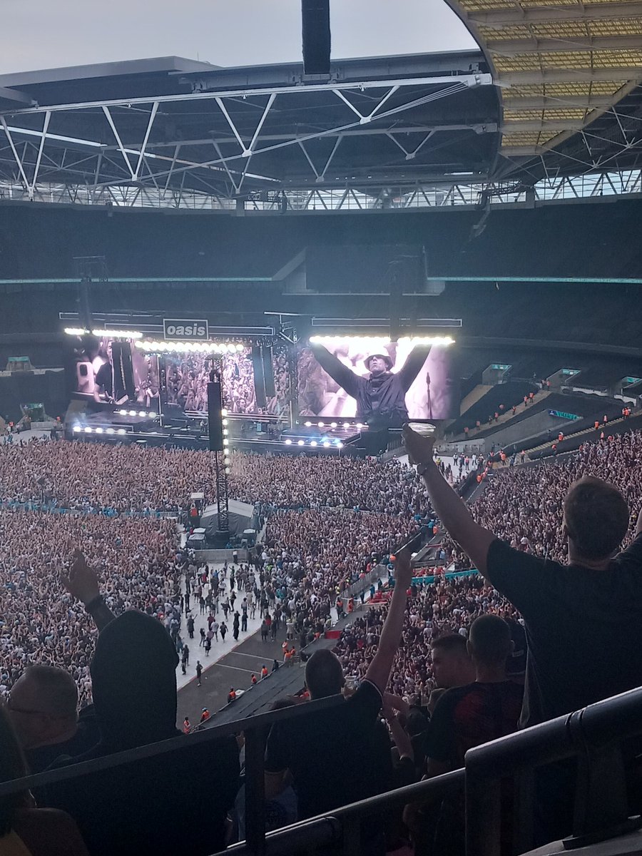christinemmmm's tweet photo. Absolutely biblical. Thank you for the memories and magic @oasis https://t.co/idAXfxCB1K