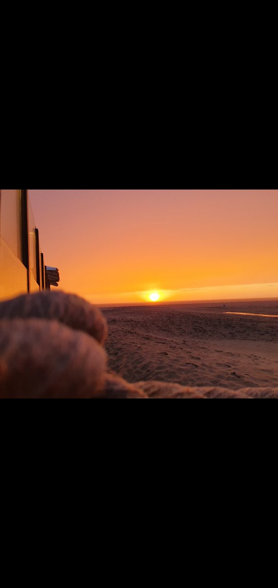 Zonsondergang Ameland!
Flinke buienlijn met daarachter opklaringen en dus nog net dit mooie schouwspel mee kunnen pakken😁
<a href="/BuienRadarNL/">Buienradar</a> <a href="/janvissersweer/">JAN VISSER</a> <a href="/NoodweerBenelux/">NoodweerBenelux</a> <a href="/helgavanleur/">Helga van Leur ☀</a> 
#zon #strand #Ameland #sunset #regen #sky