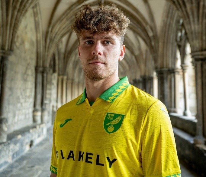 alex_linardos's tweet photo. This Norwich City rebuild is 𝙄𝙉𝙎𝘼𝙉𝙀. 🤯🔰 #ncfc 

✅New Manager: 🏴󠁧󠁢󠁥󠁮󠁧󠁿 Liam Manning
✅New Signings: 11
✅Average Age: 24.3
✅Total Spent: £22.3M

KEEPERS:
🇧🇦Vladan Kovacevic - GK - 27 yrs (£2.2M)
🏴󠁧󠁢󠁥󠁮󠁧󠁿Daniel Grimshaw - GK  - 27 yrs (£600K)
🏴󠁧󠁢󠁥󠁮󠁧󠁿Louie Moulden - GK - 23 yrs (FREE)

DEFENDERS:
🏴󠁧󠁢󠁥󠁮󠁧󠁿Harry Darling - CB - 25 yrs (FREE)
🇭🇷Jakov Medic - CB - 26 yrs (£1.8M)
🇬🇭Jeffrey Schlupp - LWB - 32 yrs (FREE)

MIDFIELDERS:
🏴󠁧󠁢󠁥󠁮󠁧󠁿Jacob Wright - CM/DM - 19 yrs (£2.3M)
🇷🇸Mirko Topic - DM - 24 yrs (£3M)

ATTACKERS:
🇸🇳Pape Amadou Diallo - LW - 21 yrs (£4.3M)
🏴󠁧󠁢󠁥󠁮󠁧󠁿Jovon Makama - ST - 21 yrs (£1.2M)
���🇰Mathias Kvistgaarden - ST - 23 yrs (£6.9M)