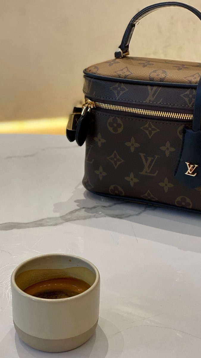 2lorm's tweet image. وكنت تحبني وكنت ججداً تخاف
من وحشة دروب المفارق نسي؟
ِ
ودار الزمن هاللحين وينك وأنا وين 
معقوله إخترت الفراق وجفيت 
ِ
أكثر شخص ما يحبك تضيق
ضيقت الدنيا عليهّ — ومشيت