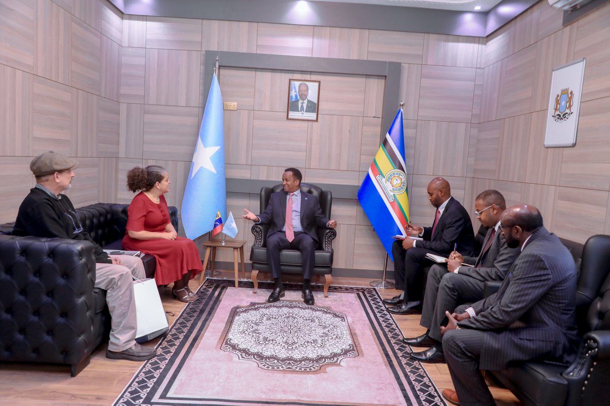 FM Abdisalam Abdi Ali <a href="/AbdisalamDhaay/">Abdisalam Ali</a> received on Monday, at his office in the Ministry, a copy of the credentials of the newly appointed Ambassador of the Bolivarian Republic of #Venezuela to the Federal Republic of #Somalia, H.E. Ms. Moravia Peralta Hernandez.
#Mogadishu