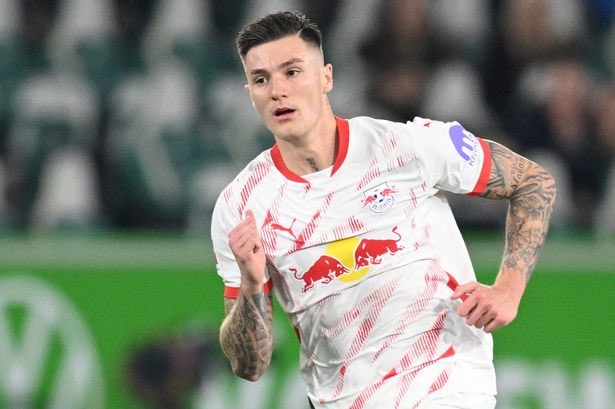 UtdXclusive's tweet photo. 🚨 BREAKING: 

Newcastle United are pushing tonight hard to agree deal with Leipzig for Benjamin Sesko after encouragement today that he wants to join.

#MUFC [@CraigHope_DM] https://t.co/JwHdJq3Aee