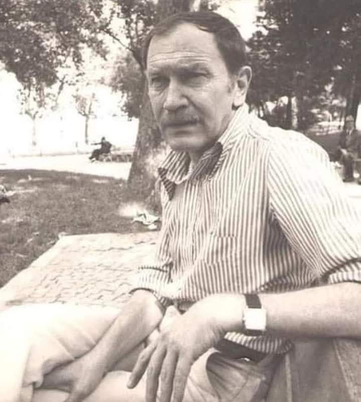 "Keşke bir şiir okumuş, bir kedi sevmiş olsaydınız. Belki bu kadar kirletmezdiniz dünyayı...."
İyi ki doğmuş, iyi ki geçmiş bu dünyadan... 
 #TurgutUyar