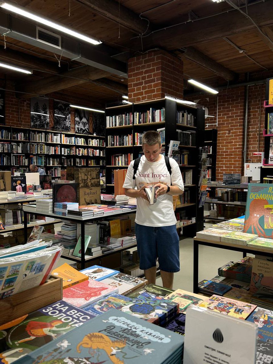 vvmlts's tweet image. | reading in sexy¿