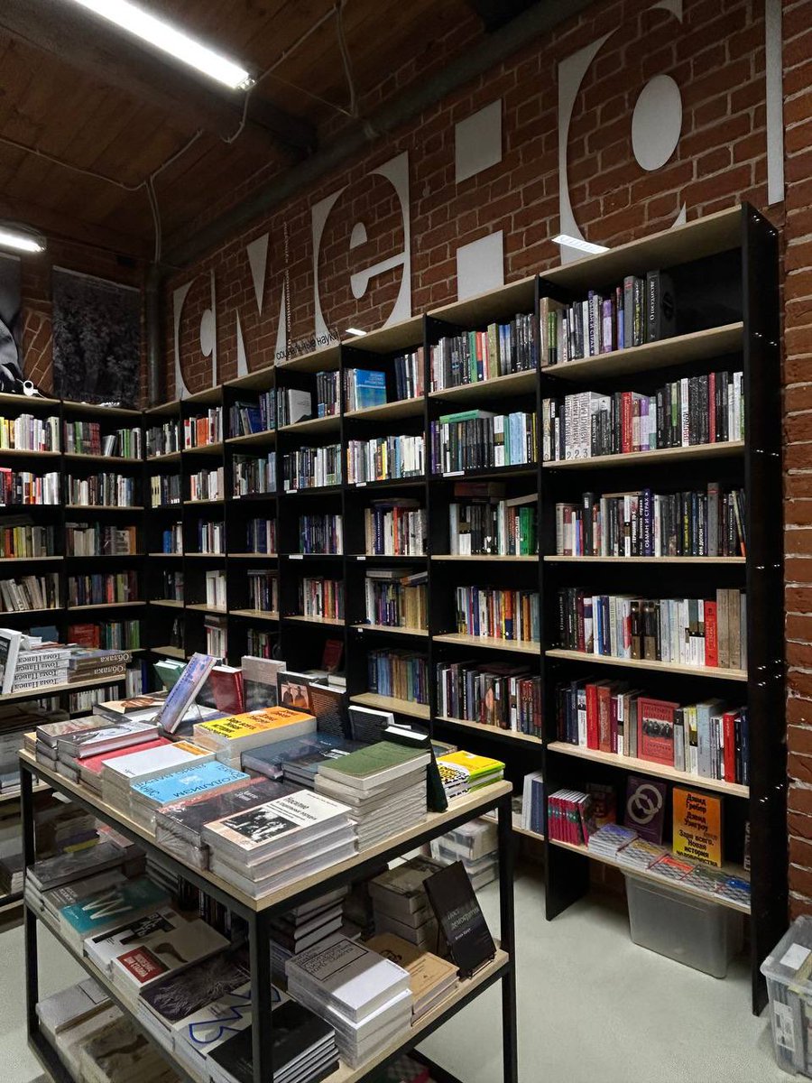 vvmlts's tweet image. | reading in sexy¿