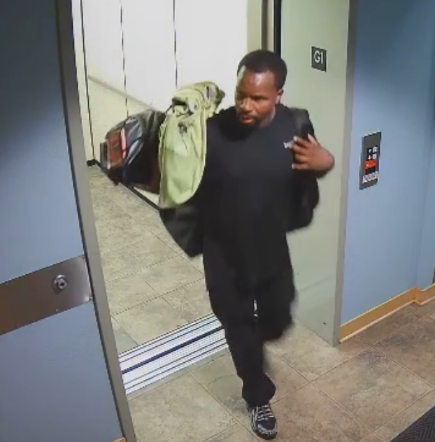 MilwaukeePolice's tweet photo. #MKEPD #SeekingSuspect #Burglary 
Anyone with any information is asked to contact Milwaukee Police at (414) 935-7212 or to remain anonymous, contact Crime Stoppers at (414) 224-Tips or P3 Tips. https://t.co/AWaAgjOKMm