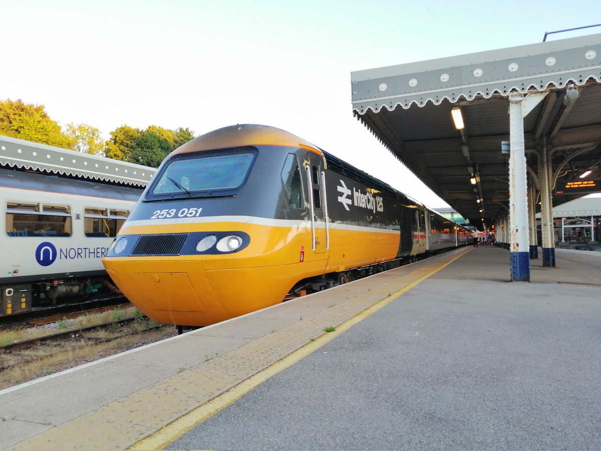 SteelCityDog_'s tweet image. #OnThisDay 3 years ago...

Oh how I miss these 🥲 they made waking in the silly hours of the morning worth it, as well as staying out late.

📸: CrossCountry Class 43 #HighSpeedTrain 43184 in Intercity Executive livery at Sheffield. 1E63 Plymouth - Leeds. 04/08/22.