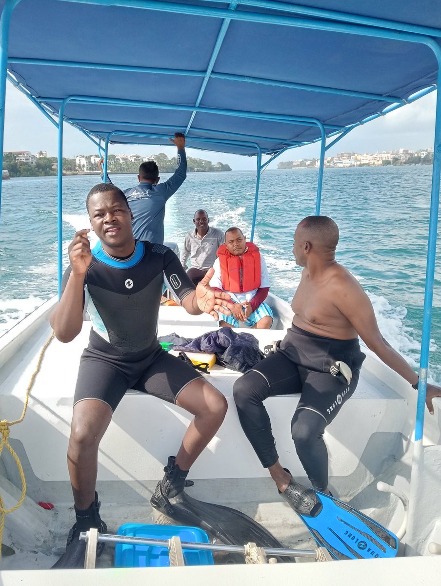 brianom01520984's tweet photo. Braving the wild blue to monitor critical habitats. #diving #marineecologicalmonitoring https://t.co/Mtv7aMCRvm