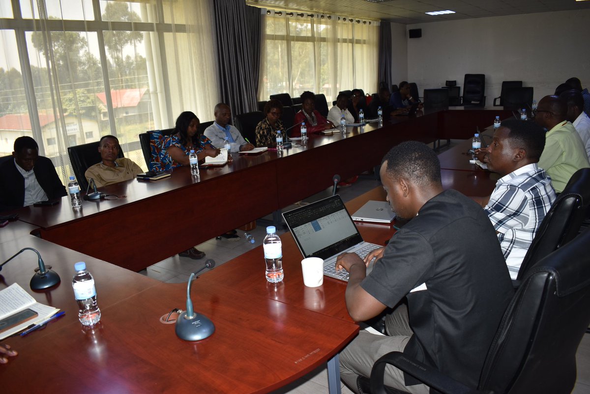 NyabihuDistrict's tweet photo. Amahugurwa yitabiriwe kandi n'abajyanama mu Nama Njyanama y'Akarere, abahagarariye inzego z'umutekano, abakozi ku rwego rw'Akarere, abashinzwe amazi isuku n'isukura, abafatanyabikorwa..barebera  hamwe ikarita nsuzumamikorere, akamaro kayo n'intambwe z'uko ishyirwa mu bikorwa. https://t.co/uQVhPanlRt