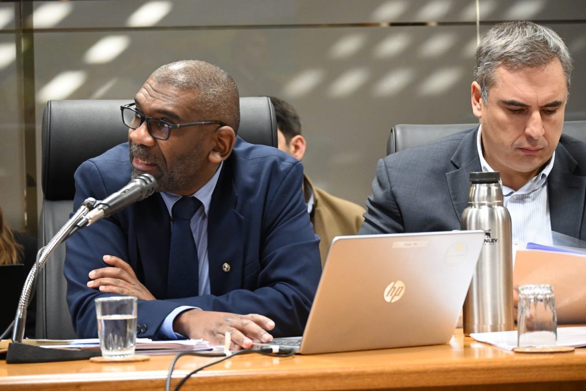Ministerio de Ambiente (@mambienteuy) on Twitter photo 💬 “Estamos construyendo la solución definitiva”, el ministro <a href="/OrtunoEdgardo/">Edgardo Ortuño</a> presentó plan para asegurar agua potable en el Área Metropolitana, junto a <a href="/OSE_Uruguay/">OSE</a>, en el marco de la comparecencia ante la Comisión de Ambiente de <a href="/DiputadosUY/">Diputados UY</a>
📑 Nota: gub.uy/ministerio-amb… 💬 “Estamos construyendo la solución definitiva”, el ministro <a href="/OrtunoEdgardo/">Edgardo Ortuño</a> presentó plan para asegurar agua potable en el Área Metropolitana, junto a <a href="/OSE_Uruguay/">OSE</a>, en el marco de la comparecencia ante la Comisión de Ambiente de <a href="/DiputadosUY/">Diputados UY</a>
📑 Nota: gub.uy/ministerio-amb…