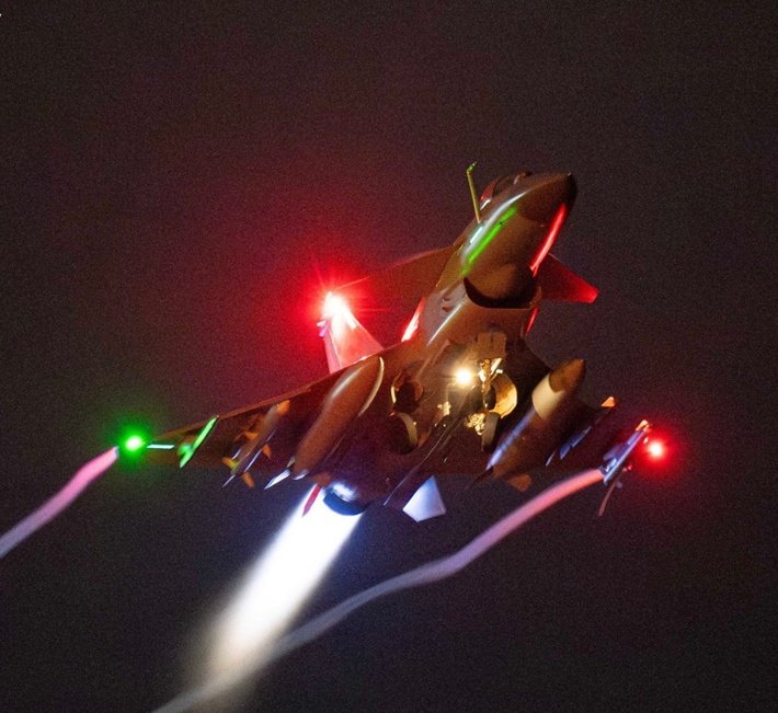 #BREAKING: Just in, Airspace over Jammu and Kashmir region closed, Indian and Pakistani jets have started patrolling.