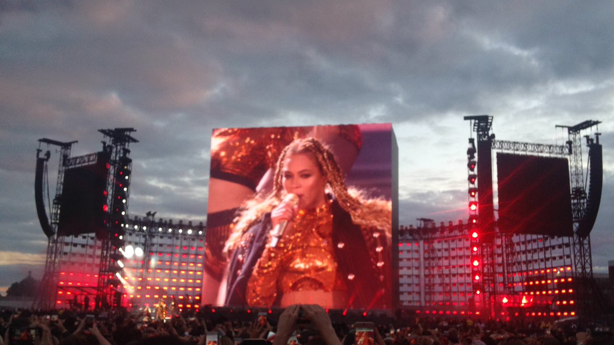 ellie 📚 tweet media