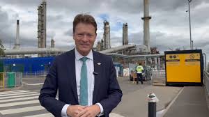 A faliure to face this industrial crisis has left a vacuum for Reform.

Their apperance at Scunthrope &amp; Lindsey is a warning our union and our movement cannot ignore.

Reject division.

#Reunite to demand emergency support to defend jobs &amp; real transition plans for industries.