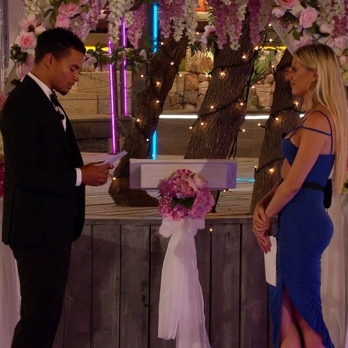 eunwooleighanne's tweet image. what happened to having a flower arch and bascially doing your wedding vows  #LoveIsland