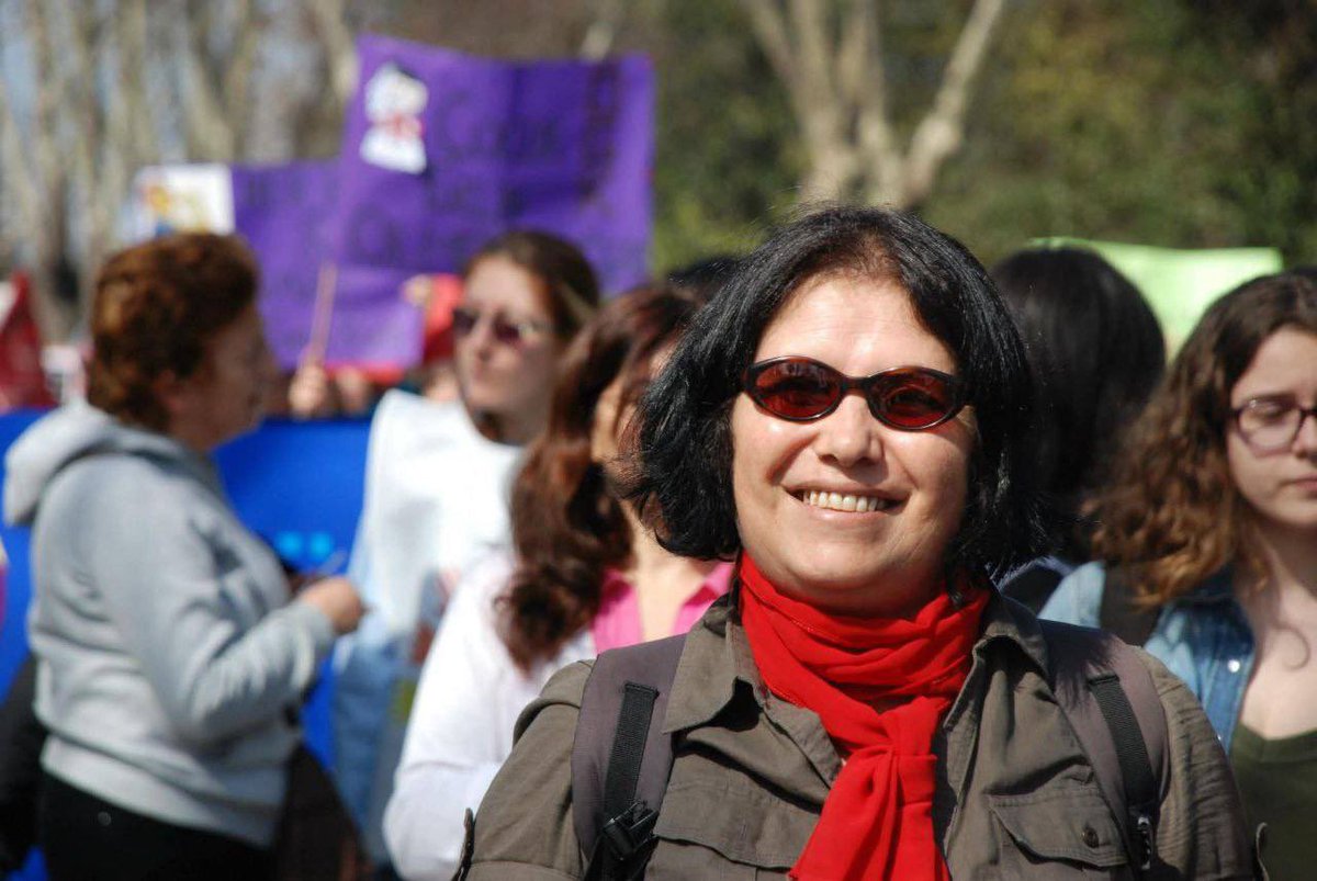 Yaşamını devrime, sosyalizme ve kadın özgürlük mücadelesine adamış yoldaşımız Leyla Kara Abay’ı, AVEG-KON yaz kampında geçirdiği kalp krizi sonucu kaybettik.

Erkek egemenliğine, sömürüye ve eşitsizliğe karşı kadınların özgürlük yürüyüşünde yolumuzu aydınlatan Leyla yoldaş,